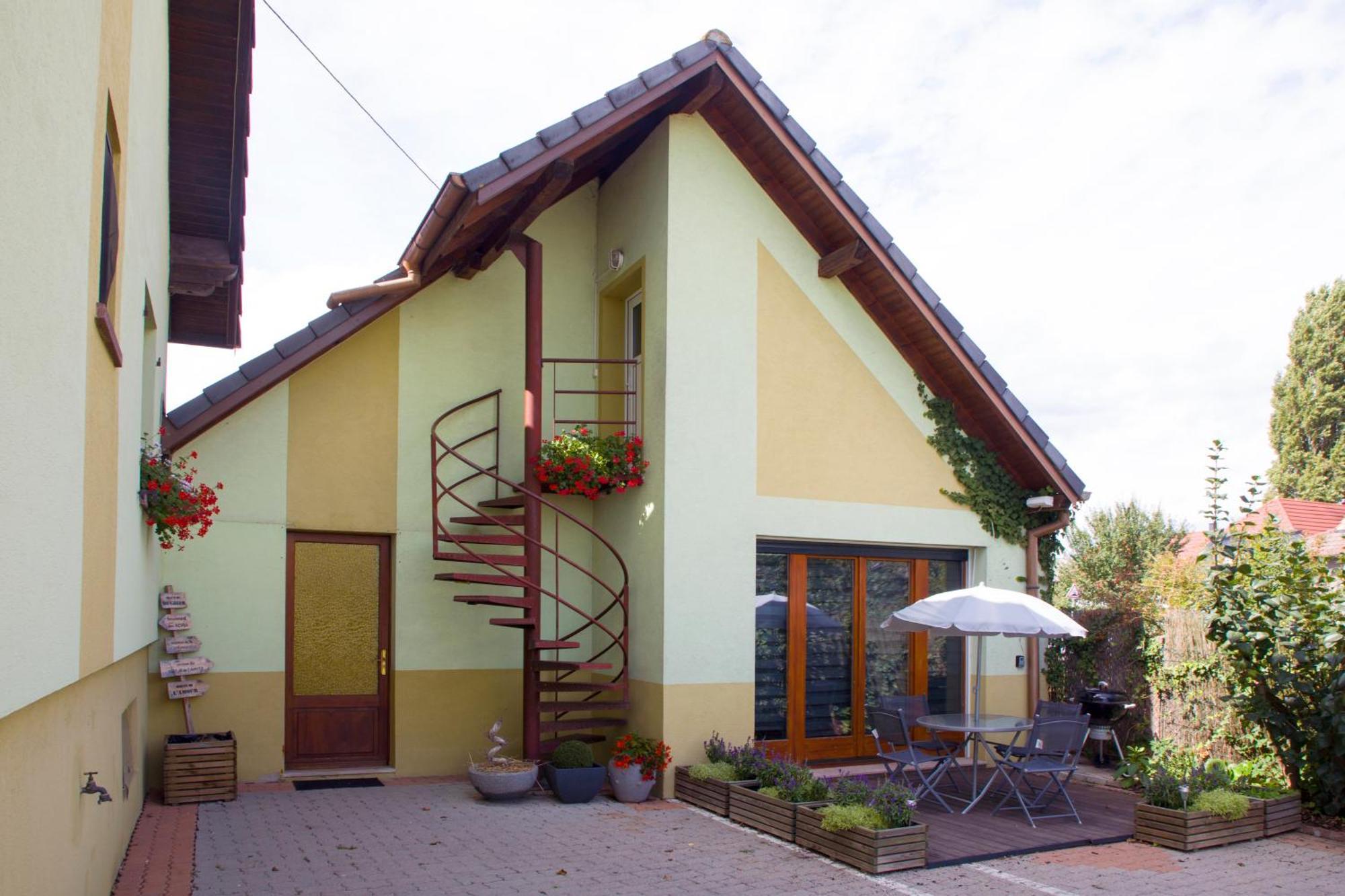 Le Cocon Appart Avec Parking Prive & Terrasse Sainte-Croix-en-Plaine Exterior photo